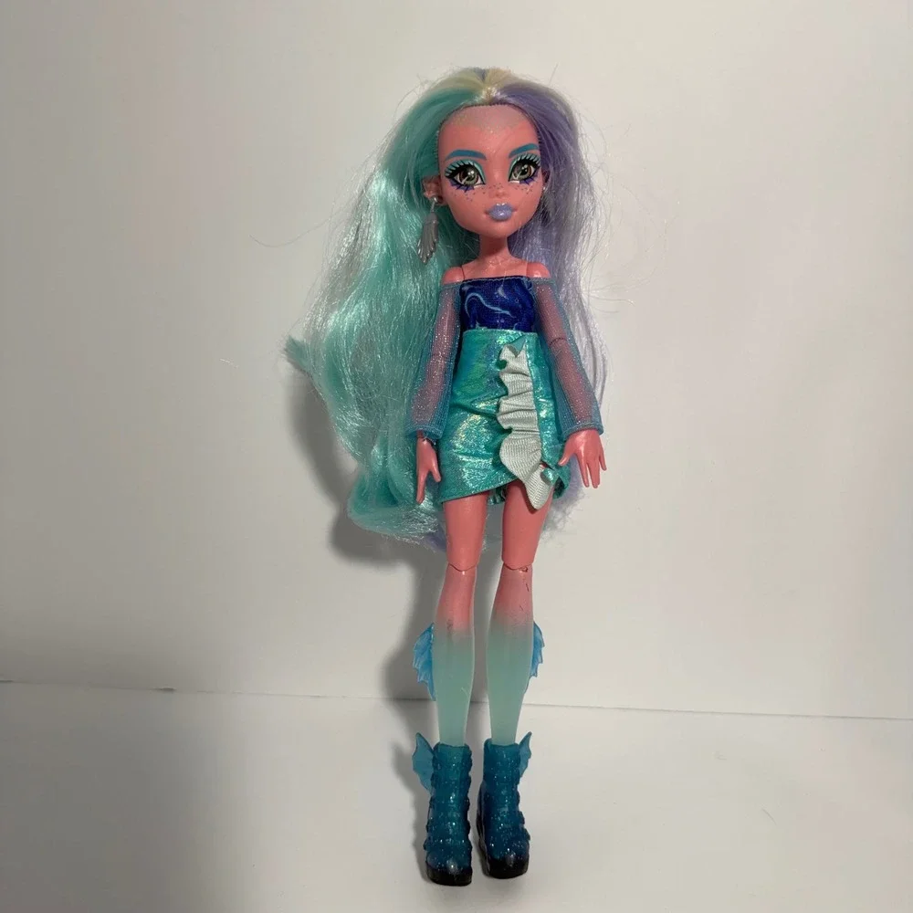 Monster High Lagoona Blue Skulltimate Secrets Fearidescent w Coffin Case